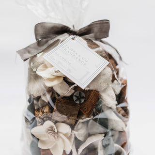 Our best-selling vegan-friendly rain & wildflower potpourri - wildflowers, cotton flowers, and a touch of lilac combine to make a fresh and breezy scent.