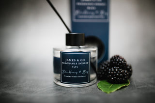 Vegan-friendly reed diffuser with notes of blackberry, grapefruit and bay leaves, a heart of soft peony and rose petals, supported by a warm musk and creamy sandalwood.